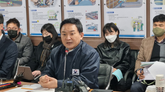 원희룡 국토교통부 장관이 지난 12일 오전 경남 창원시 명곡동 행복주택 건립현장에서 열린 관계기관 간담회에서 발언하고 있다.<연합뉴스>